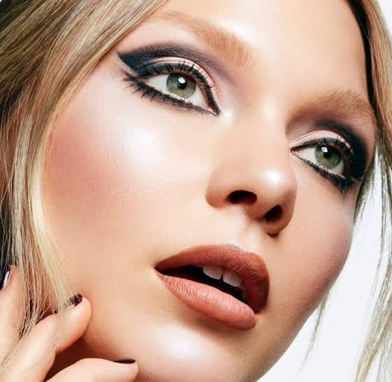How Long before Going Out Should You Apply Makeup?